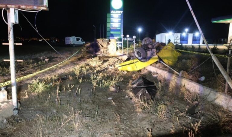 Elektrik direğine çarpan otomobil ikiye bölündü: 1 ölü, 3 yaralı – Son Dakika Türkiye Haberleri