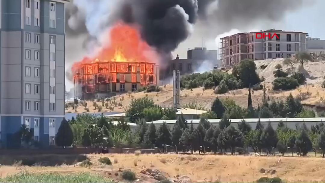 Son Dakika | Bina bir ateş topuna dönüştü! Alevler de Bahçelerde Atlandı: Kahramanmaraş, Ateş Oğlu 2'nin konaklamasında 2