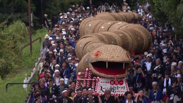 Video. Japon köyünde devasa bambu yılan ile renkli geçit töreni