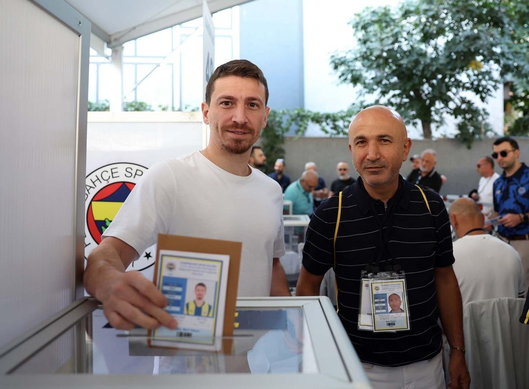 Ward Woorde'deki Mert Hakan, Fenerbahçe'deki cumhurbaşkanlığı seçimlerinde görüldü! Yorumcu Emre Bol, Ali Koç 2'nin çığlığıydı
