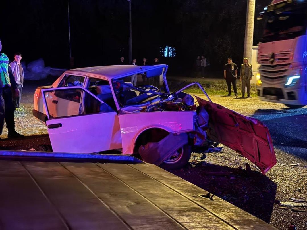 İki Tofaş aracı kafa kafaya çarpıştı: 2'si ağır, 3 yaralı