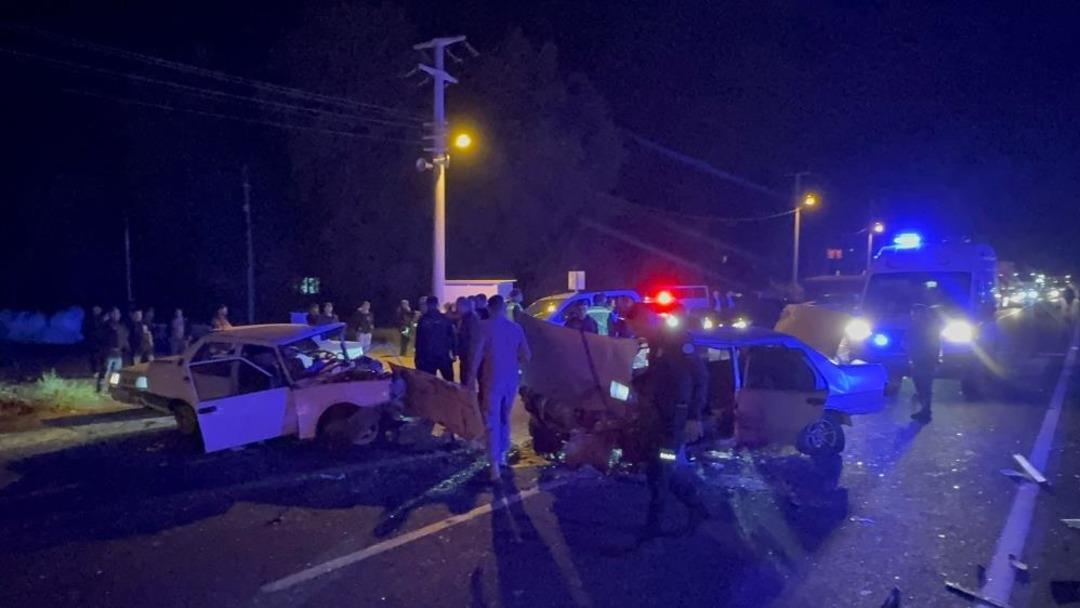 İki Tofaş aracı kafa kafaya çarpıştı: 2'si ağır, 3'ü yaralı, 2'si